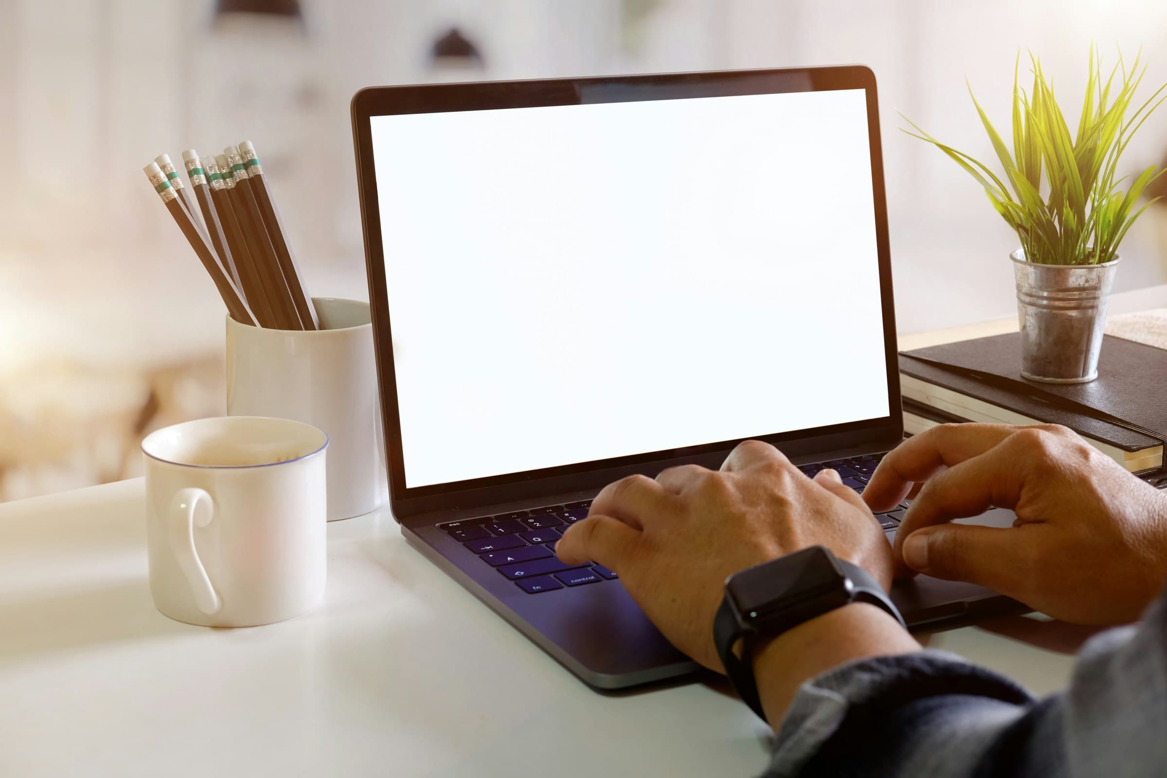 Un consultor trabaja en una laptop con el dashboard de Consultto abierto
